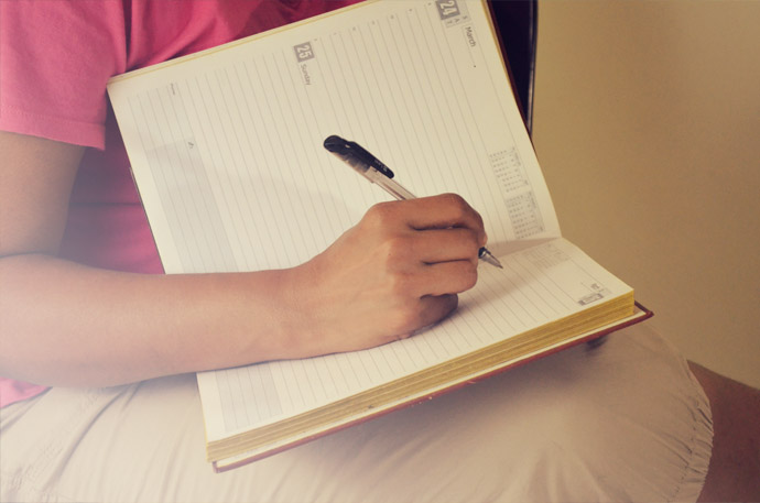 網(wǎng)站優(yōu)化和網(wǎng)站推廣有何不同？ woman_taking-_notes_free_photo